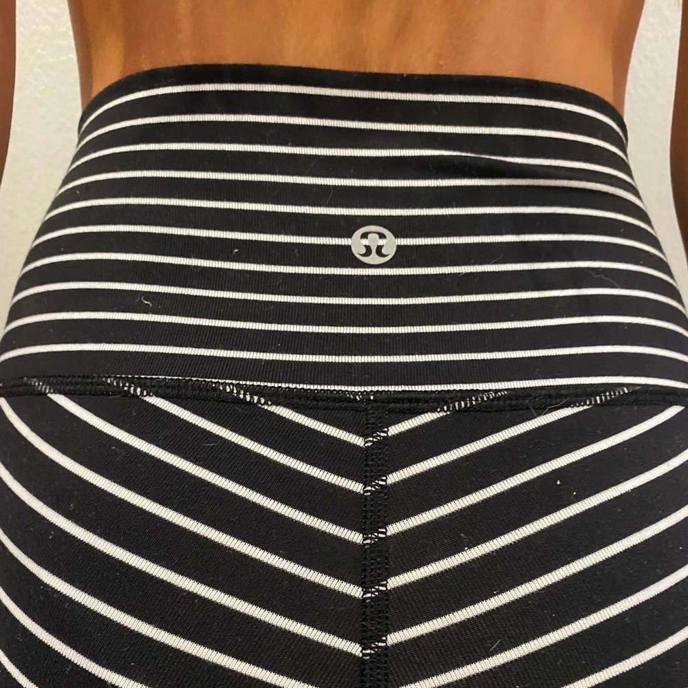LULULEMON black and white stripped cropped leggings - Picture 3 of 3